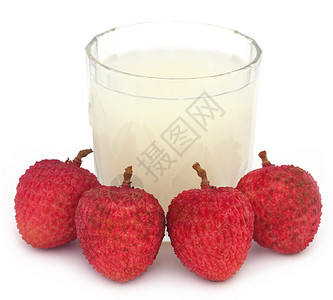 荔枝汁与水果在白色背景高清图片
