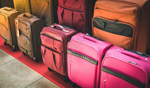 行李包括大手提箱背包和旅行袋商店里的旅图片
