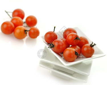 白盘子里的红樱桃番茄图片