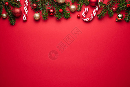 圣诞快乐和快乐边界在红色杉枝圣诞球和棒背景图片