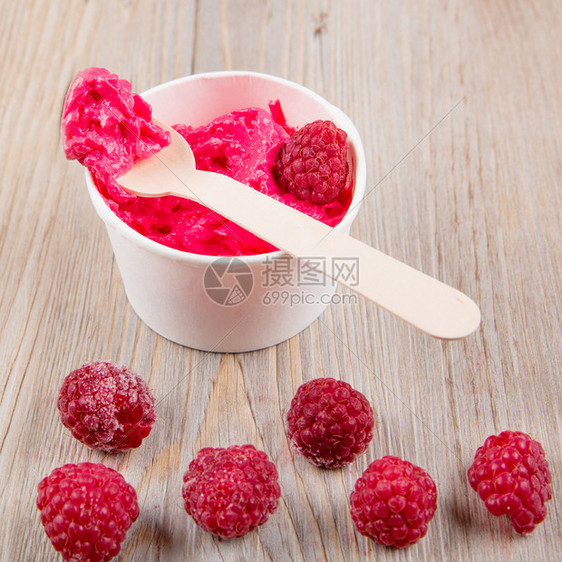 冷冻奶油冰糖酸奶配满了新鲜的草莓和木勺健康的生图片