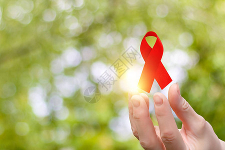 防治艾滋病斗争的丝带在模糊的背景之背景图片