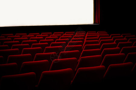空荡的电影院里的红色椅子图片