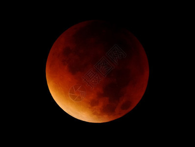 红月亮2015年9月27日至28日月全食的最后阶段从意大利西里图片