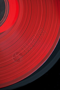 在DJ转盘夜总会室内音乐室和录音设备上拍摄一个红色的音响记录图片