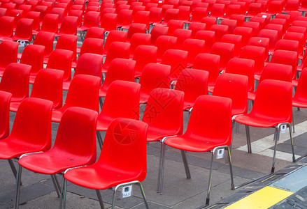许多红椅子为会议准背景图片
