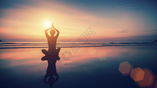 关于海与日落背景瑜伽与健康生活方式的Silhouet图片