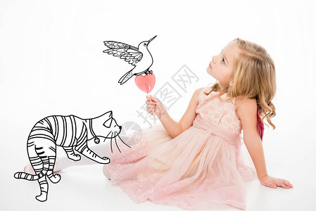有棒糖的可爱小女孩坐在手牵着猫和小图片