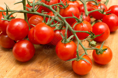新鲜和成熟的醋番茄葡背景图片
