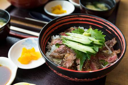 日本餐厅的牛肉饭图片