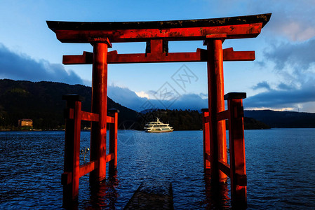 贵船神社日本哈孔赤湖浅岸上的高背景