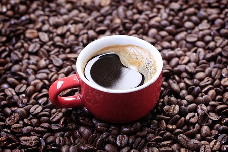 咖啡豆床上的一杯黑咖啡图片
