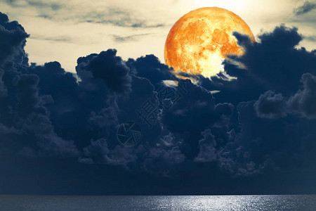 满血的月亮在海上的剪影堆云上图片