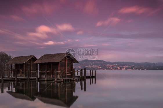 日落时的维龙湖带图片
