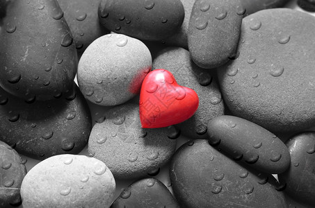 灰色石头的红色心脏和背景图片