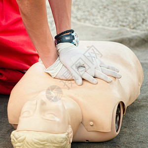 CPR对假娃进行图片