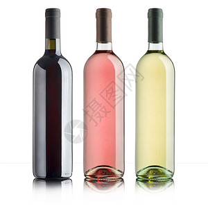 白酒干杯有各种葡萄酒的瓶子在白色背景上背景