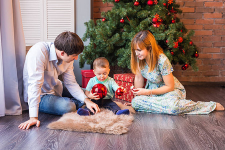 快乐的家庭在家里玩圣诞球图片