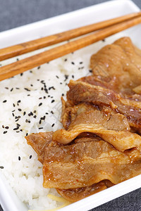 日本美食牛肉和白米饭图片