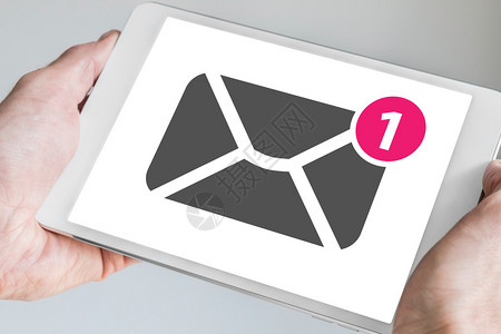 移动电子邮件和短信概念在现代平板电脑触摸屏上展示图片