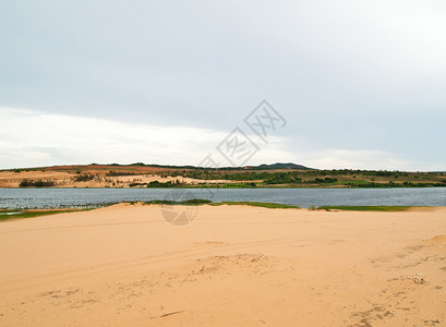 越南美奈附近白色沙丘中的湖泊图片