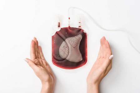 白种背景献血概念的滴血妇女切图片