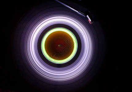 速度的概念火和烟的踪迹黑胶唱片刻录乙烯基磁盘转盘黑胶唱片机唱片骑师的复古音频设背景图片