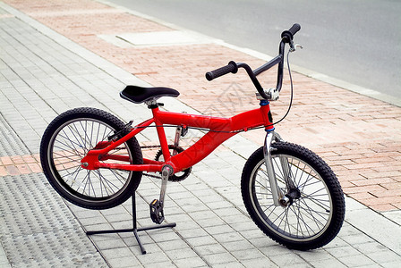 红黑单车自行车道图片