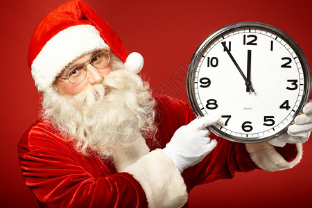 圣诞老人指向时钟的照片显示距离午背景图片