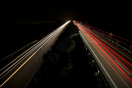 西班牙高速公路的夜间快车和图片
