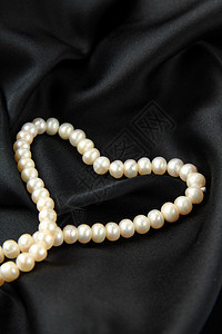 珍珠白黑色丝绸上的心图片