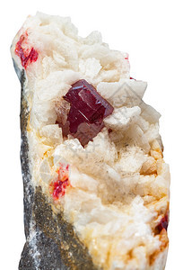 天然矿物石的宏观拍摄白色背景下石英碳酸盐脉中朱砂Cinnabarite矿图片