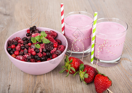 草莓和野生果汁健康的冰沙饮料图片