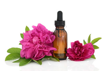 玫瑰花与芳香疗法基本油用玻璃瓶隔绝在图片