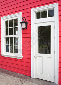 有白色门窗的红木墙图片
