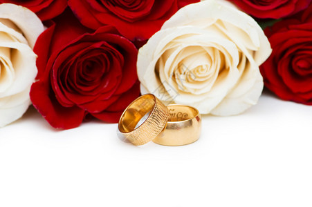 与玫瑰和金戒指的婚礼概念背景图片