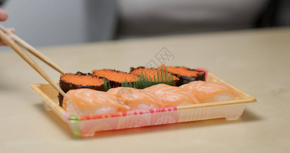 吃寿司带走图片
