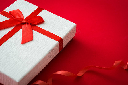 红色背景上的白色礼品盒背景图片