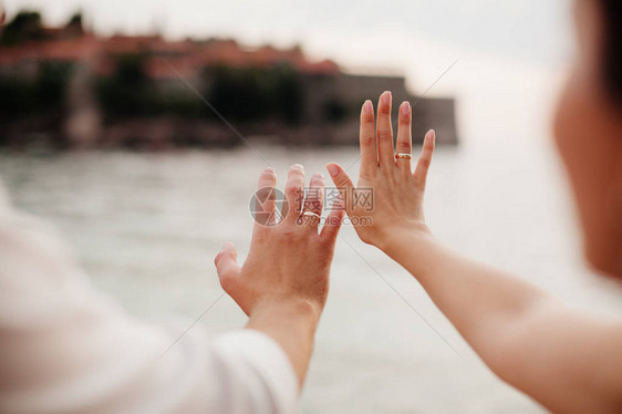 手上的结婚戒指关闭观点图片