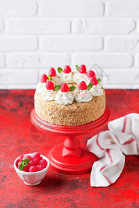 拿破仑蛋糕加奶油装饰着草莓有图片