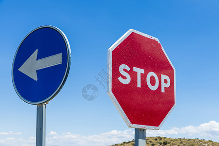在西班牙禁止标志和信号方向图片