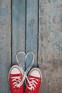 蓝木背景的一双红色复古运动鞋背景图片
