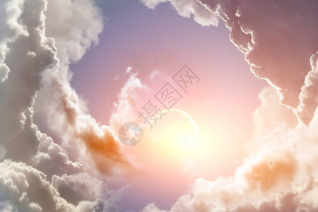 阳光穿透天空中的云层图片