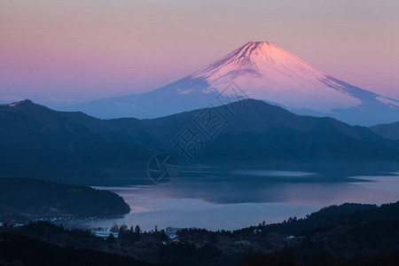 冬季早晨的富士山和芦之湖图片