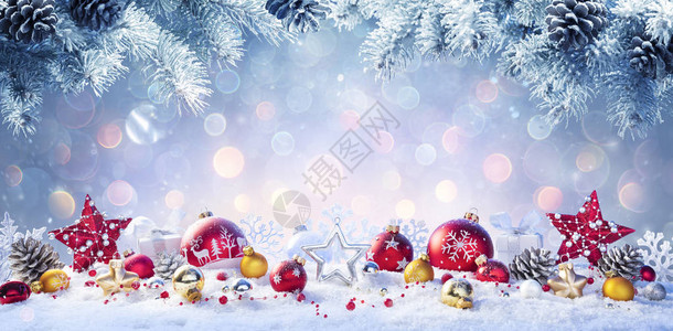圣诞节红和金标宝在白雪上图片