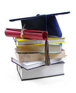 一摞书上的毕业帽和文凭图片