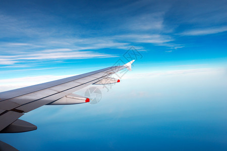蓝天白云蓝天上飞机的翼图片