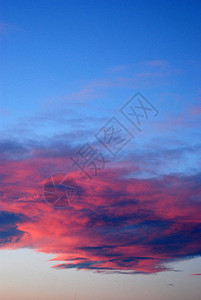 夕阳下的红云照片图片