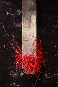 深色金属背景复古刀上的藏红花香料线图片