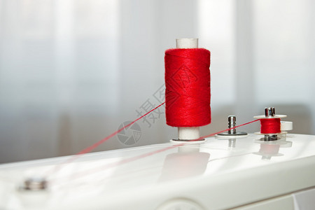缝纫配件线轴和带红线的梭芯图片